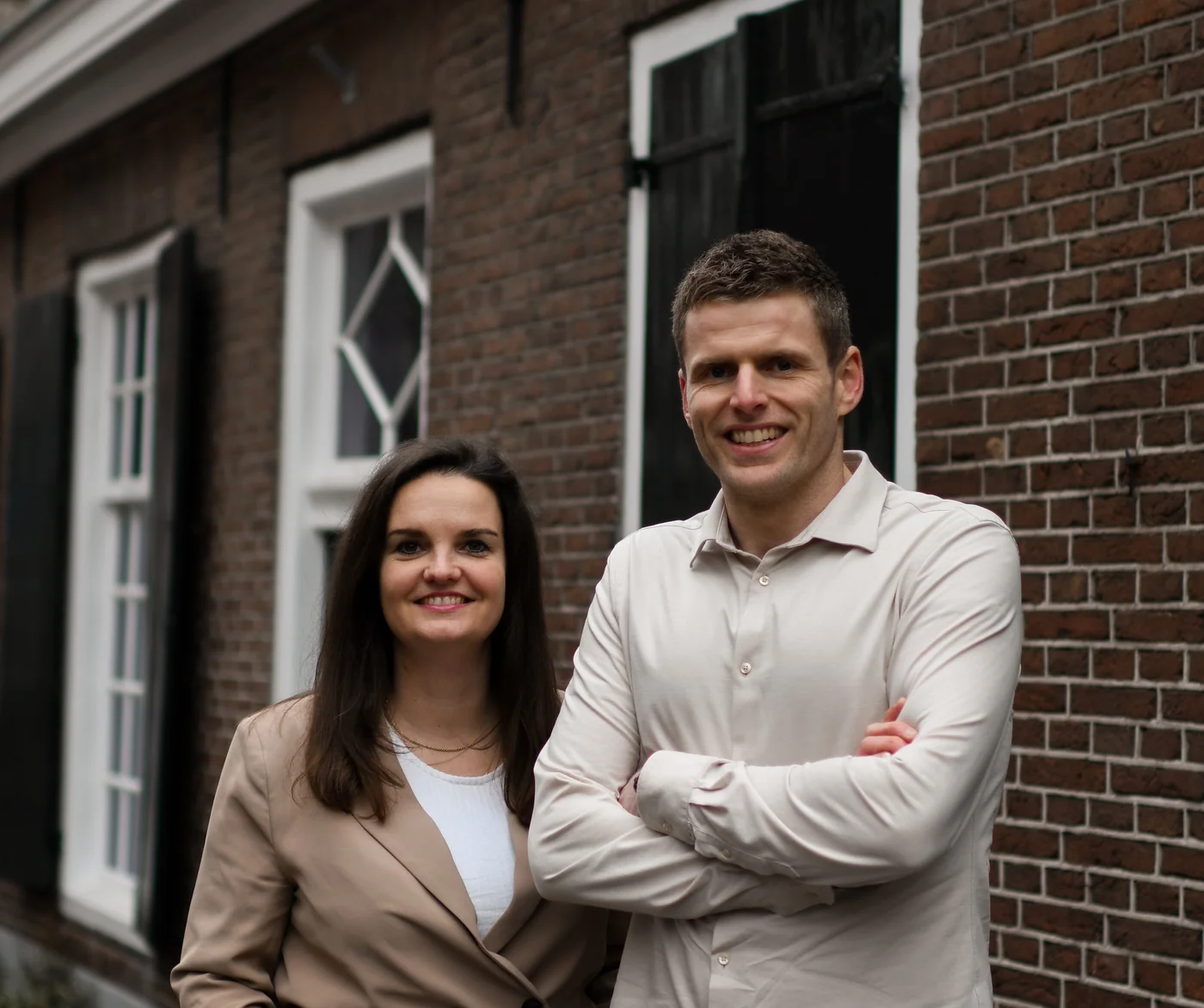 Harm van Ballegooijen en partner voor het kantoor